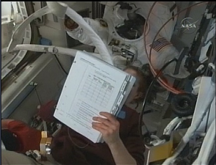 [STS-131 / ISS19A] Discovery : EVA 2 Anderson & Mastracchio - Page 4 Sans_347