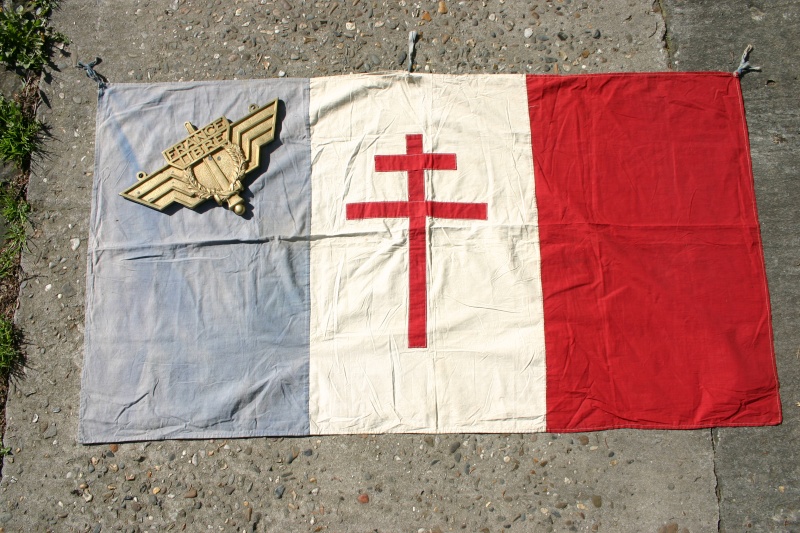 Résistance ? (drapeau et enseigne "France Libre" en bronze) Img_8612