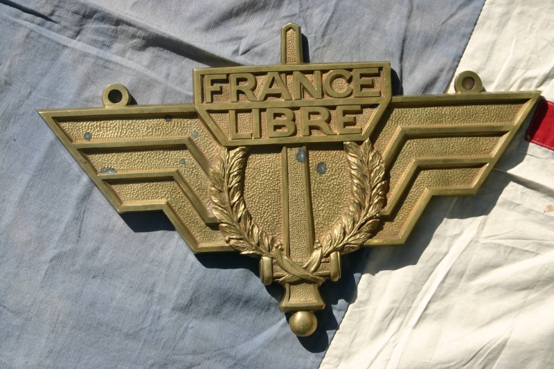 Résistance ? (drapeau et enseigne "France Libre" en bronze) Img_8613