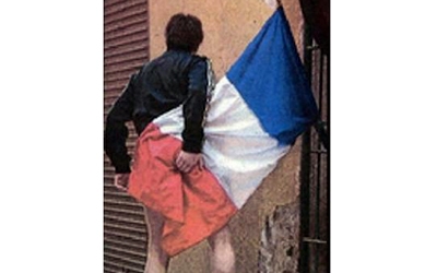 Il s'essuie les fesses avec le drapeau français Drapea10