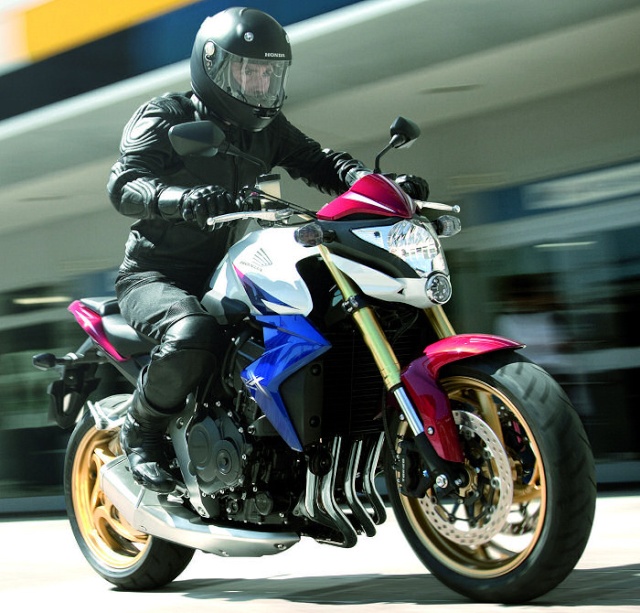 Honda CB 1000 R 2011 : Nouveau feu de position à led Honda-10