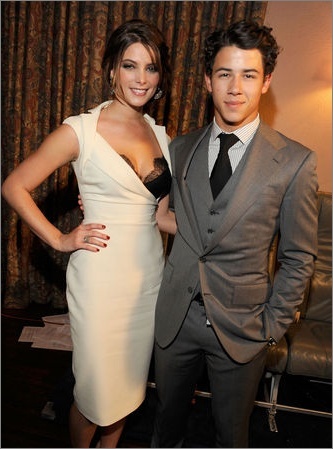 mas fotos de Ashley .. nikki y peter en los premios Hollywood joven 2010 Domini10