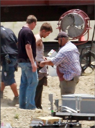 MASS FOTOS DE ROB EN EL SET DE WATER FOR ELEPHANTS OMG OMG OGM !! Robi110