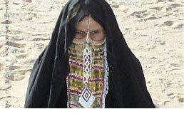المرأه البدويه اعجوبة الصحراء اكلاتها- ملابسها- عاداتها O_bmp20