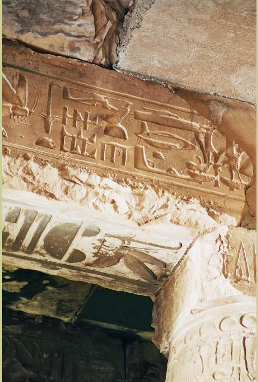 Des Ovnis ressemblant à un hélicoptère et à un avion sur les murs des Anciens Egyptiens. Fh000010