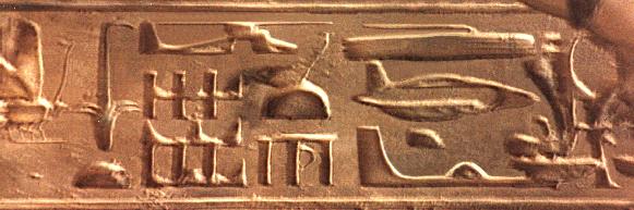 Des Ovnis ressemblant à un hélicoptère et à un avion sur les murs des Anciens Egyptiens. Verite10