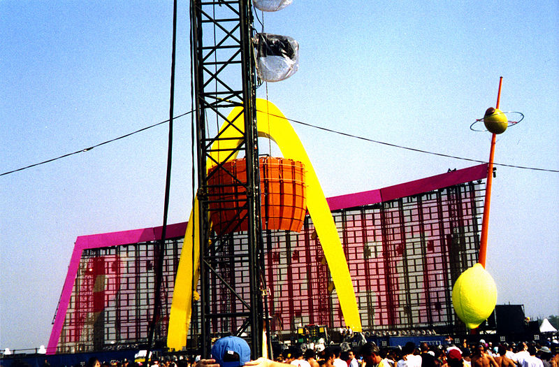 POPMART TOUR.- 9ª gira-1997-98 800px-11