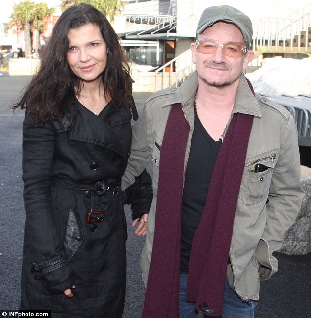 Bono y familia en la carreras de Leopardstown( Dublin) Bono-a13