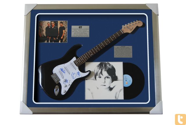 Se subasta Guitarra Fender Strat firmada por U2 .- U2-fen10