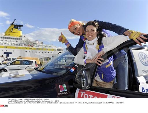 ELODIE AU RALLYE DES GAZELLE 2011 AU MAROC Isopix18