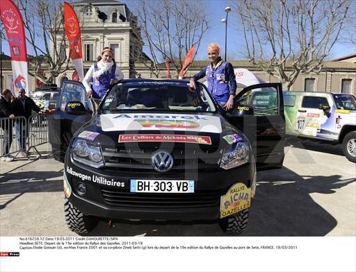 ELODIE AU RALLYE DES GAZELLE 2011 AU MAROC Isopix30