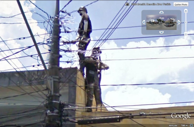 STREET VIEW : Homme armé sur un toit Sao Paulo, Brésil Flic_b10