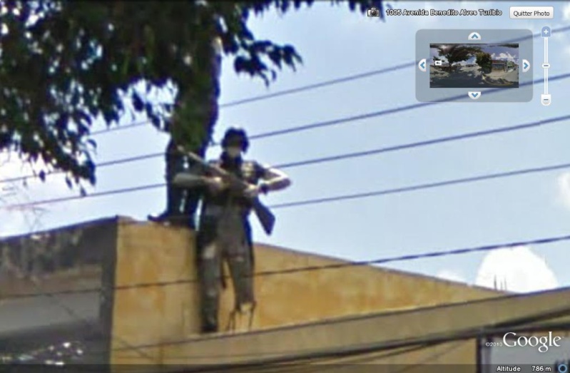 STREET VIEW : Homme armé sur un toit Sao Paulo, Brésil Flic_b11