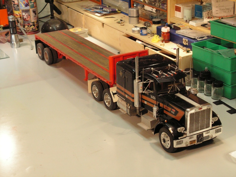 Peterbilt 359 mit Flatbed Trailer / Monogram, M 1:16 Pete_g17