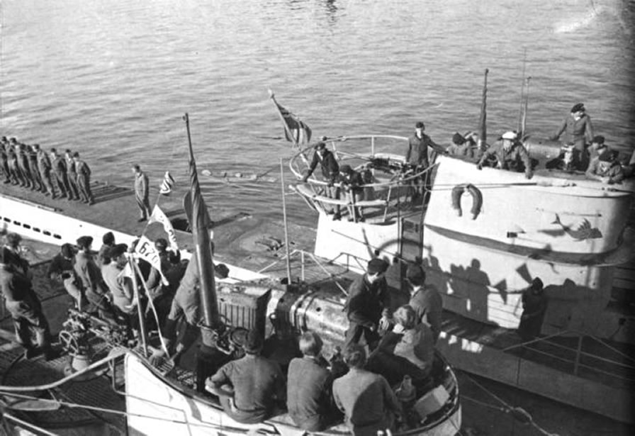 La guerre sous-marine et de surface 1939 - 1945 - Page 49 70124