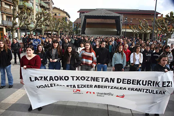 Euskal Herria: Una multitud exige "respeto a los derechos" de presos y exiliados. [vídeo] - Página 6 16540110