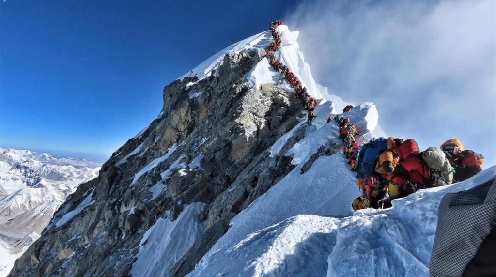 Everest: Lucha de clases, masificación de deportistas, efectos ambientales, muertes. Zentau12