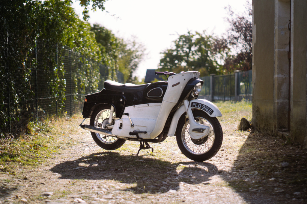 Ariel Leader, la moto de l'homme moderne made in England Webthv10