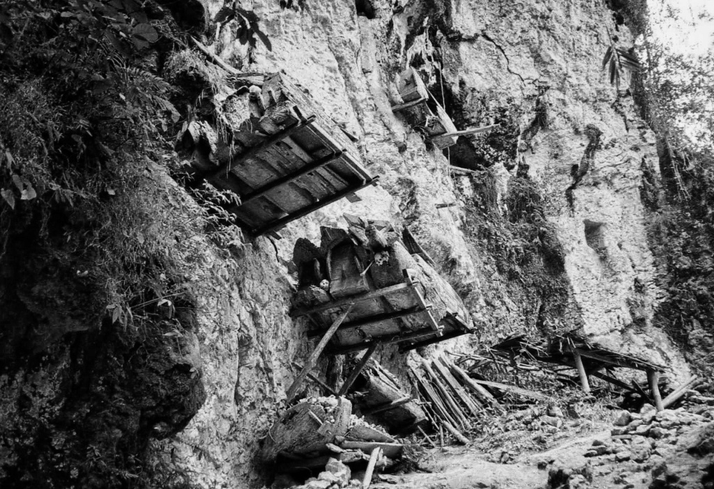 Les morts de la falaise Toraja10