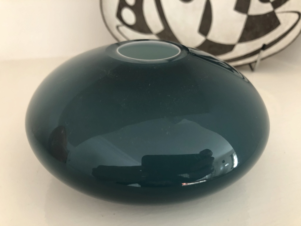 Modern blue cased glass ‘pebble’ vase? A0454e10