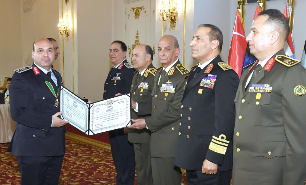 وزير الدفاع يكرم قادة القوات المسلحة المحالين للتقاعد 43061010