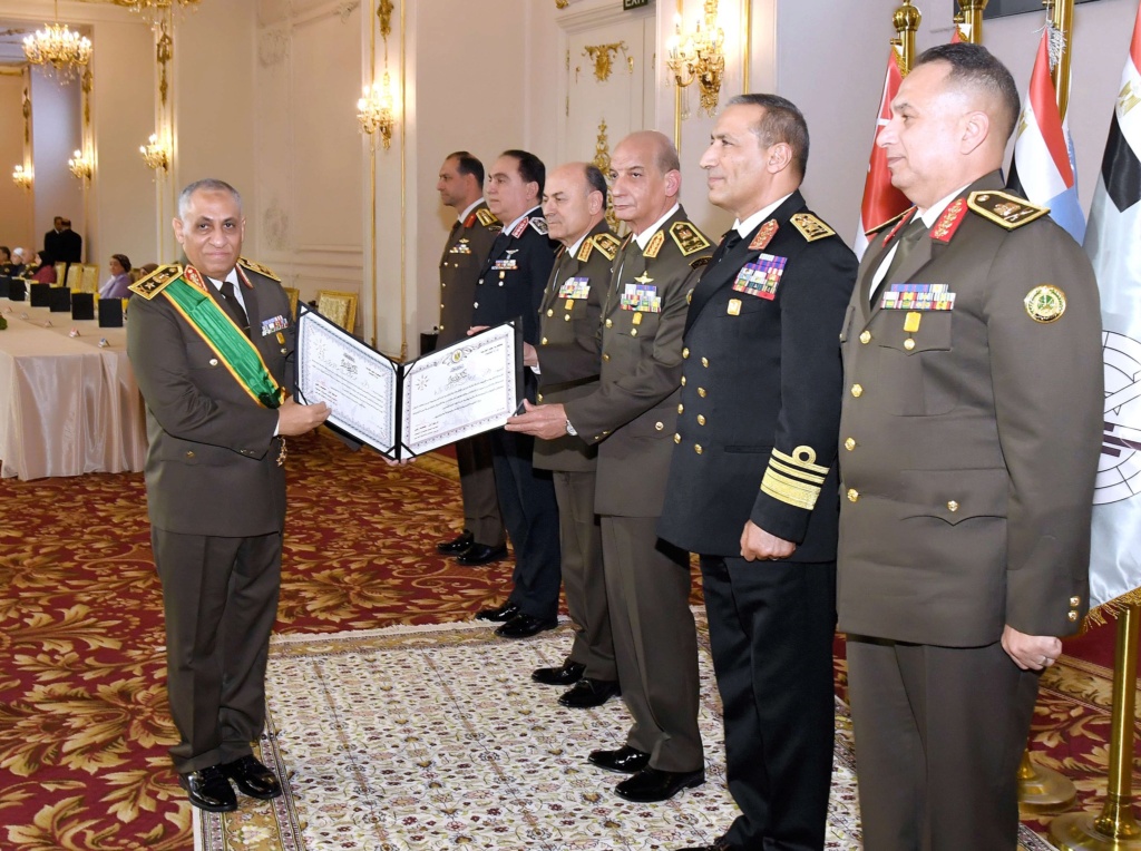 وزير الدفاع يكرم قادة القوات المسلحة المحالين للتقاعد 43068610