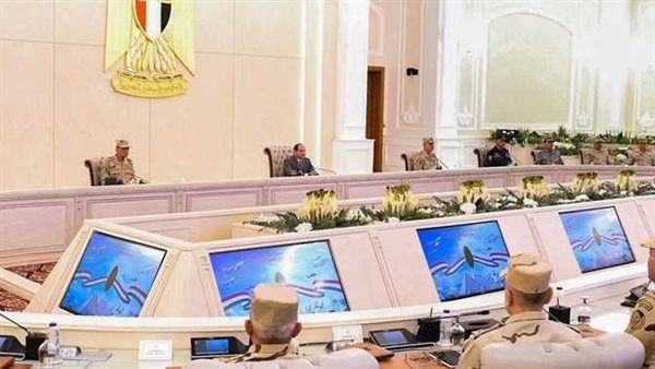 الرئيس السيسي يستعرض مع قادة القوات المسلحة المستجدات الراهنة وتداعياتها على الأمن القومي 44510