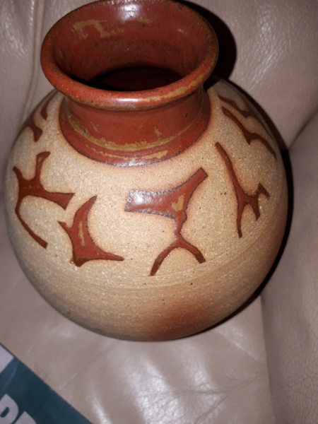 symbols or letters design on stoneware vase it looks alien to me (6 photos) 20181110
