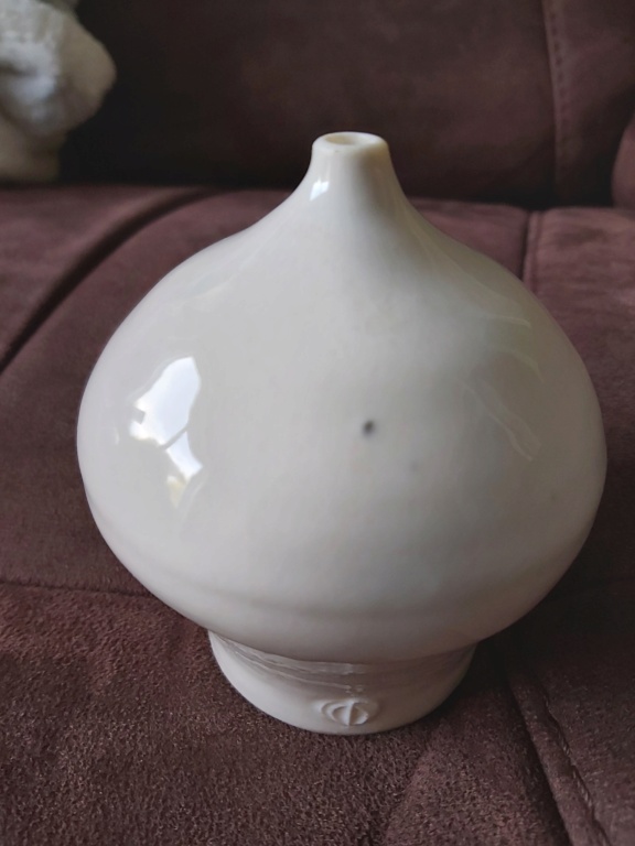 Porcelain bud vase. Upside down Colin Pearson Mark? 20230519