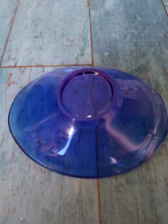 Does anybody know the maker of his cobalt blue dish please? 20230538
