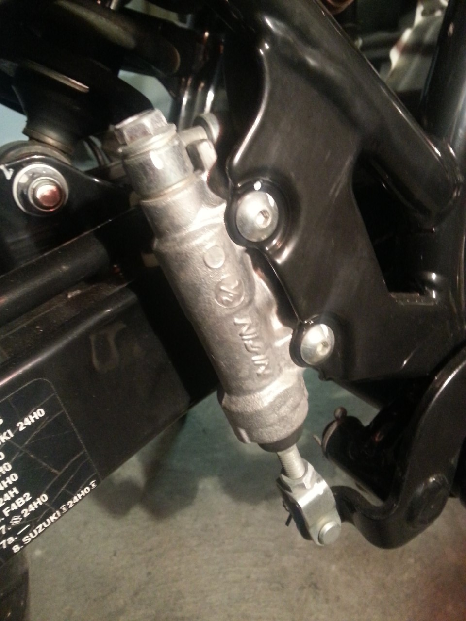 Problème frein arrière sur SUZUKI DR125SM Maitre10