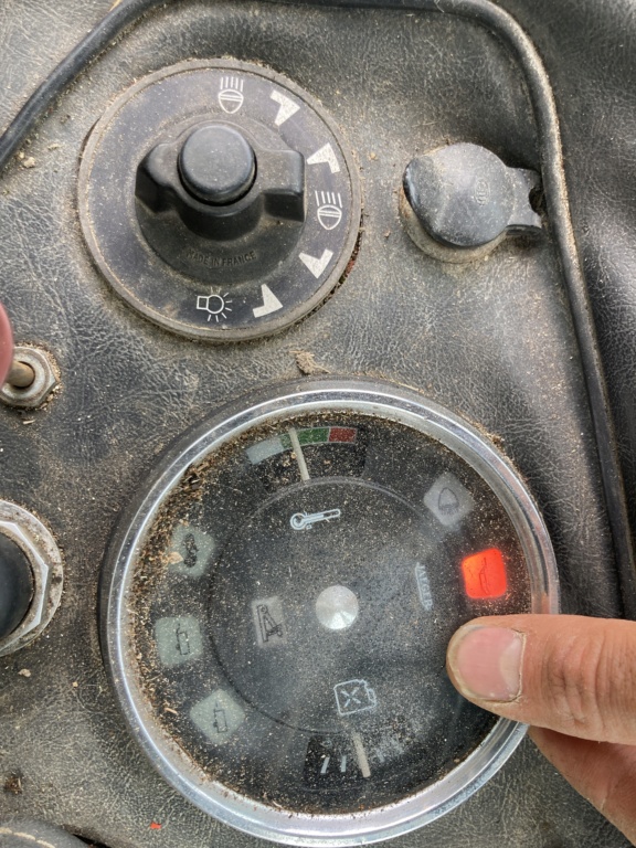 Tracteur Renault 851-4 et problèmes à chaud Img_5811