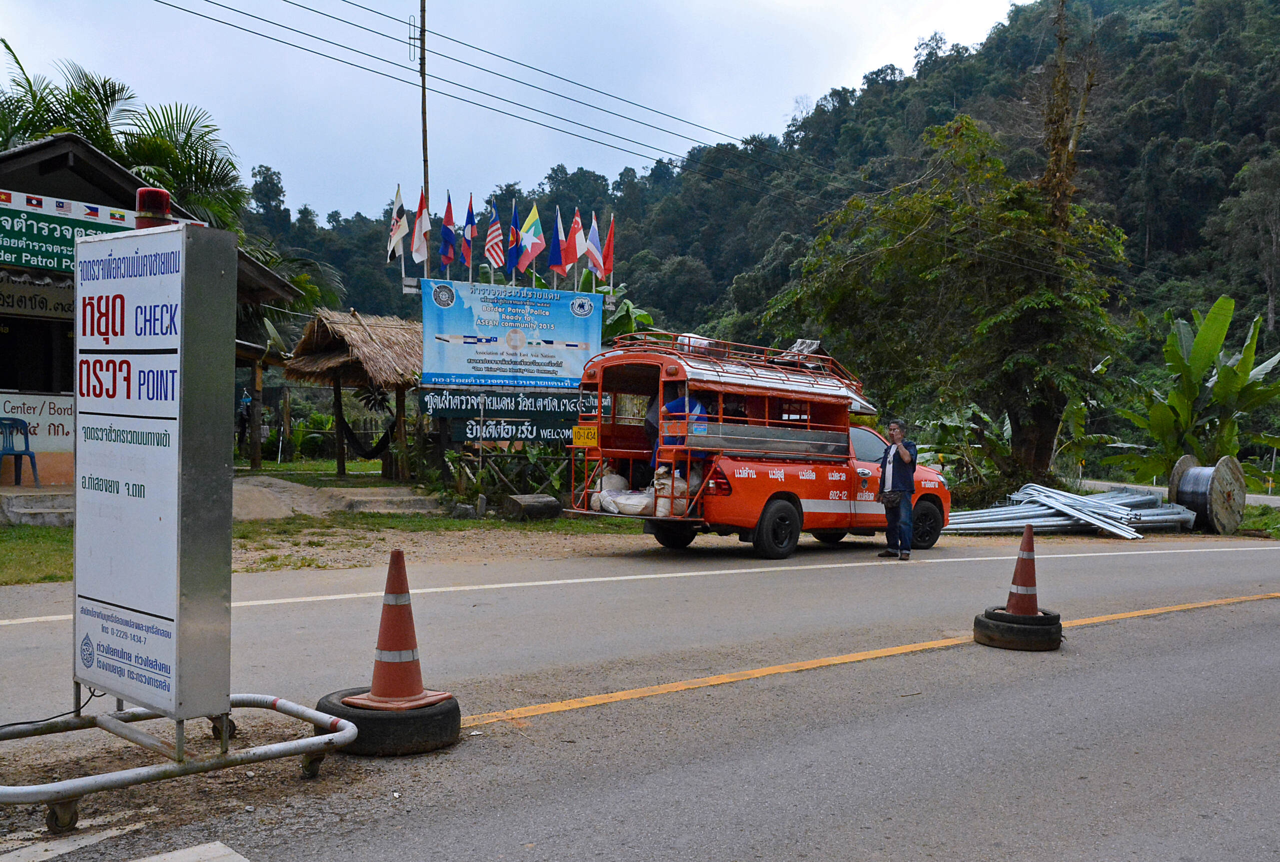 Hors des sentiers battus sur la route 105 entre Mae Sot et Mae Sariang, infos utiles pour étapes. Dsc_7111