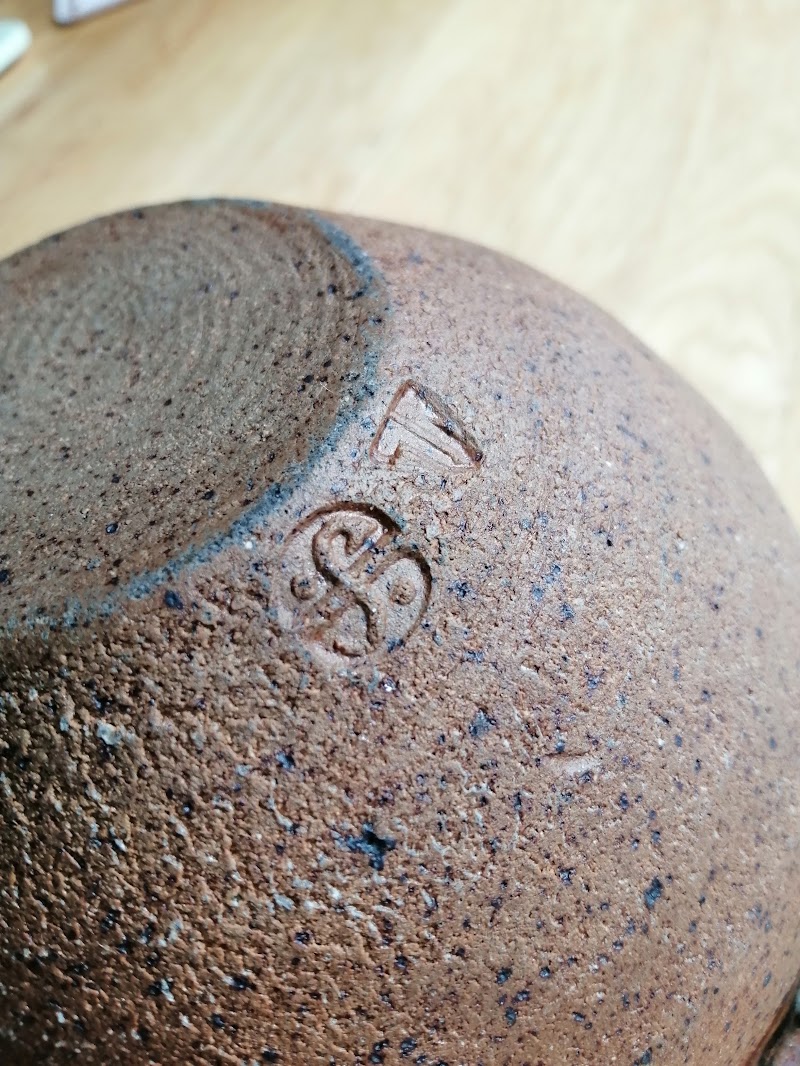 can anyone identify this makers mark - Janet Leach, St Ives Pottery Img_2010