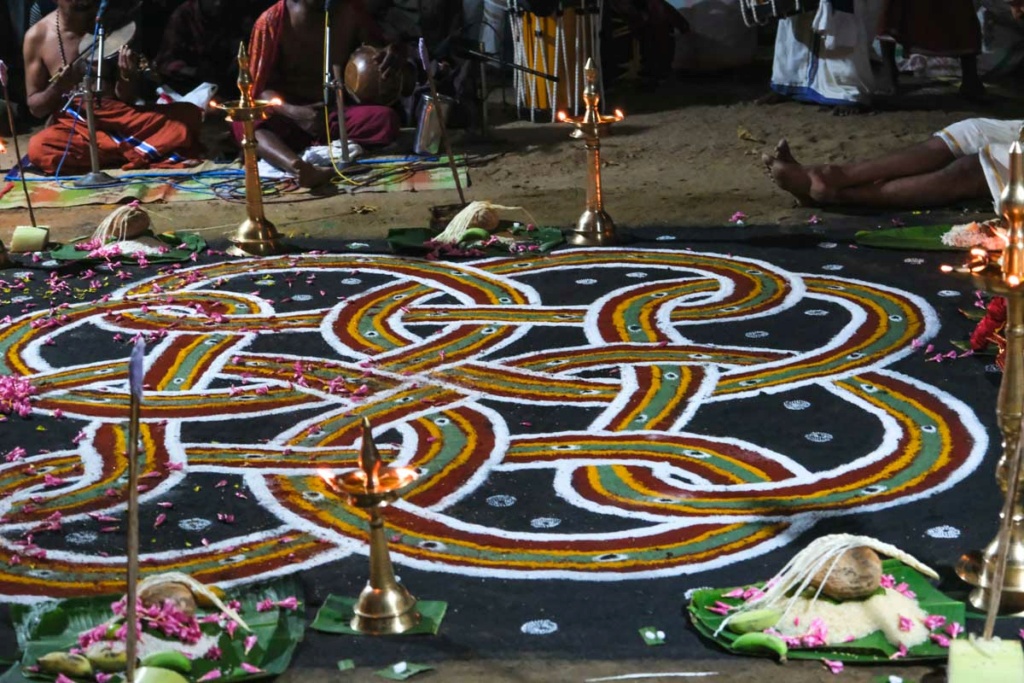 Une cérémonie originale à Munroe Island, au Kerala : l'homme qui se prenait pour un serpent ! _dsf8314