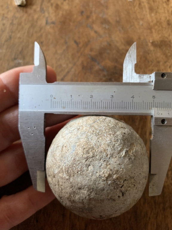 Boulet ou boule en pierre : jeu ou munition ? Img_5713