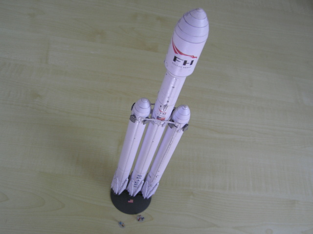 Falcon heavy, la fusée avec des pattes, 1/220, AXM papier P3230019