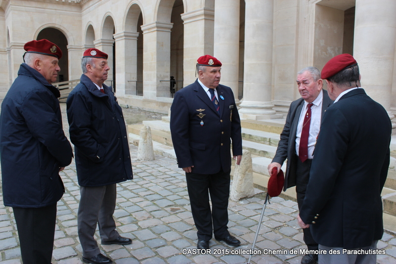 Moment de rencontre avec nos grands anciens sous le porche et dans la cour des Invalides 085-im10