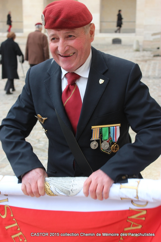 Moment de rencontre avec nos grands anciens sous le porche et dans la cour des Invalides 116-im10