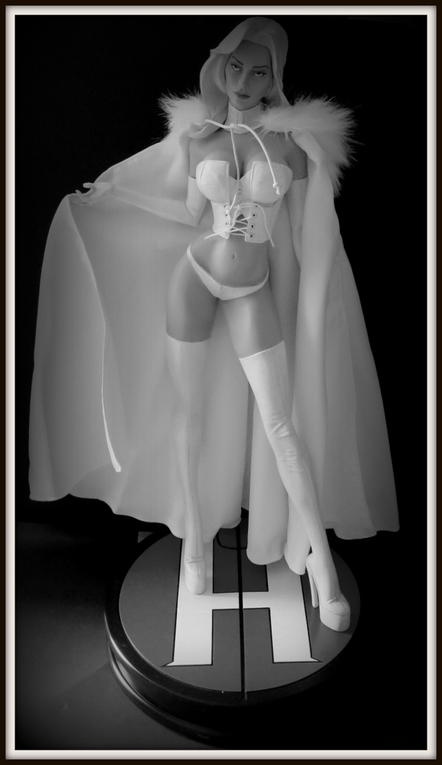 Les Premium Format de chez Sideshow : EMMA FROST du Hell Fireclub Img_3812