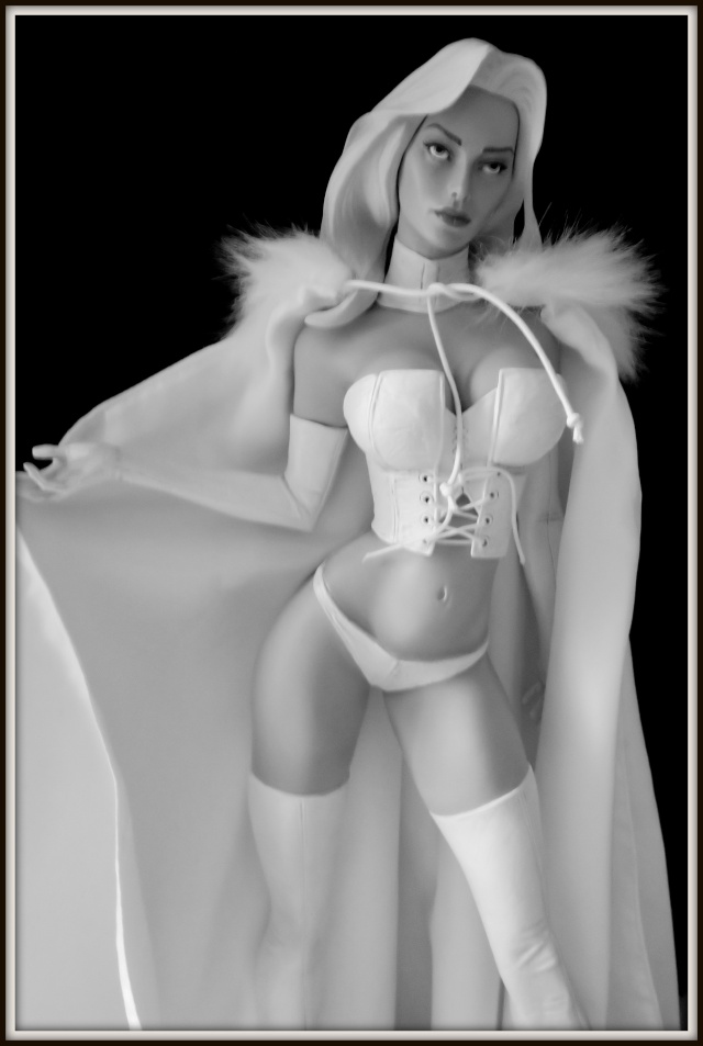 Les Premium Format de chez Sideshow : EMMA FROST du Hell Fireclub Img_3919