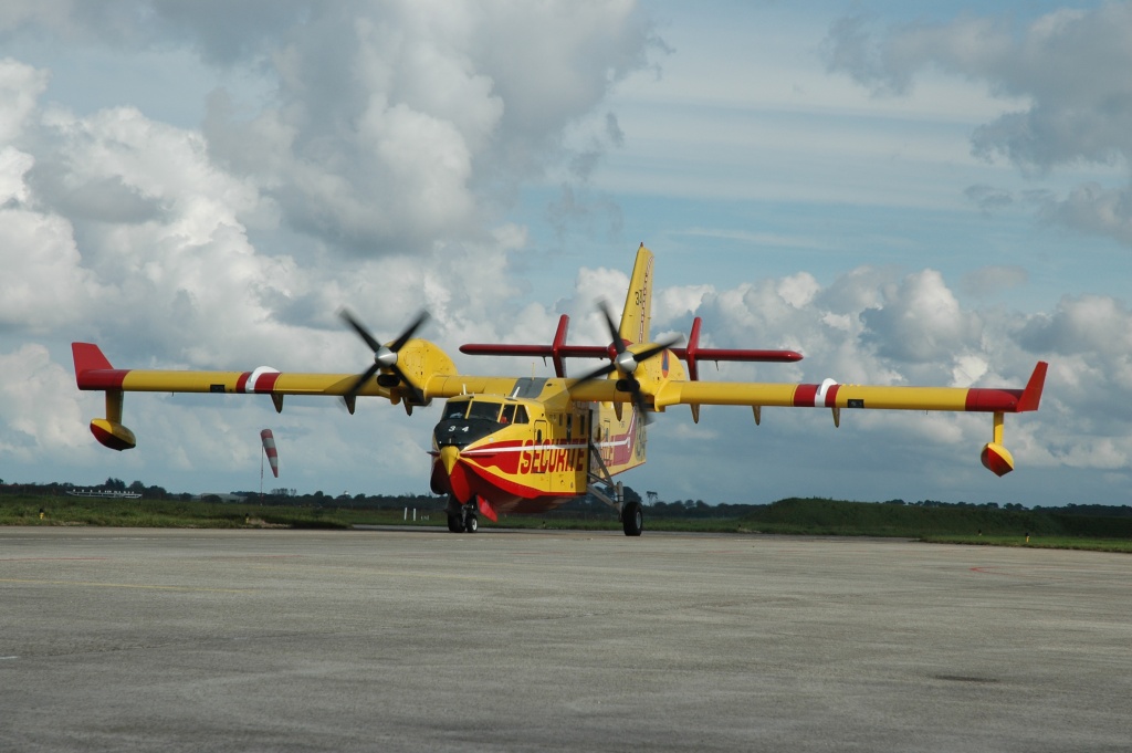 canadair CL 415 et CL 215 et autres avions bombardiers d'eau - Page 14 Dsc_9117