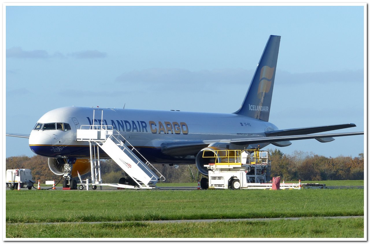 [04/12/2015] Boeing 757-200F (TF-FIG) Icelandair Cargo B757-210