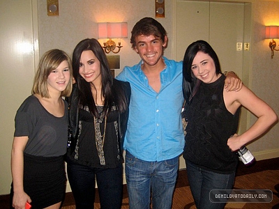 Demi et ces amis le 6 mars 2010 à un concert de Jhon Mayer Norma285