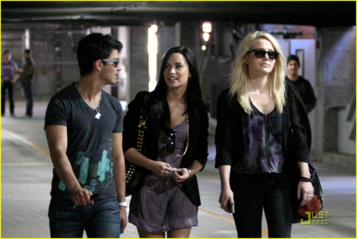 Demi, Joe Jonas et Anna Oliver sortant d'un parking Norma300