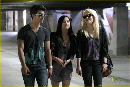Demi, Joe Jonas et Anna Oliver sortant d'un parking Norma301
