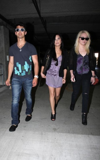 Demi, Joe Jonas et Anna Oliver sortant d'un parking Norma303