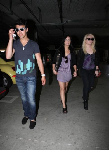 Demi, Joe Jonas et Anna Oliver sortant d'un parking Norma305