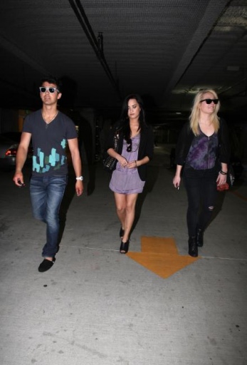 Demi, Joe Jonas et Anna Oliver sortant d'un parking Norma306