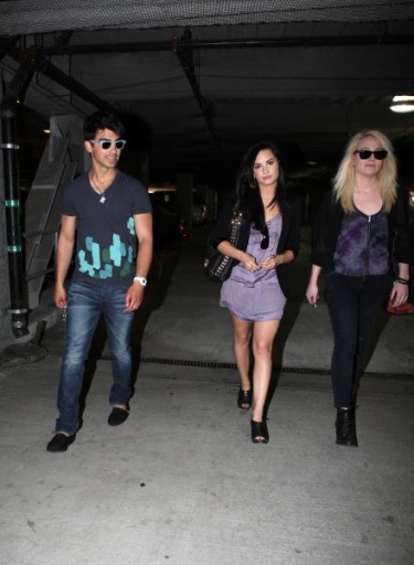 Demi, Joe Jonas et Anna Oliver sortant d'un parking Norma307